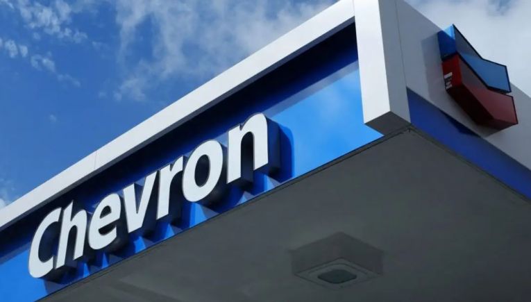 Έπεσαν υπογραφές με Chevron-Helleniq Energy για τα 4 «οικόπεδα» Κρήτης και Πελοποννήσου