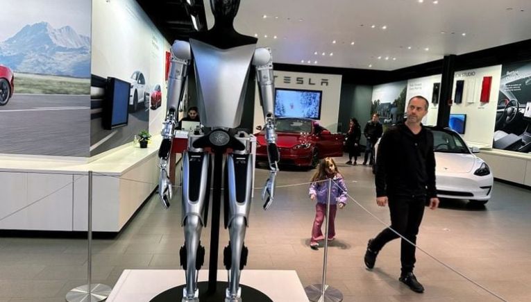 Tesla: Ο ακριβός «στρατός ρομπότ» του Elon Musk και οι επιπτώσεις...