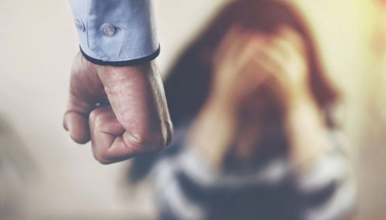Κορωπί: «Ο μπαμπάς έδειρε τη μαμά, όλα είναι κόκκινα»