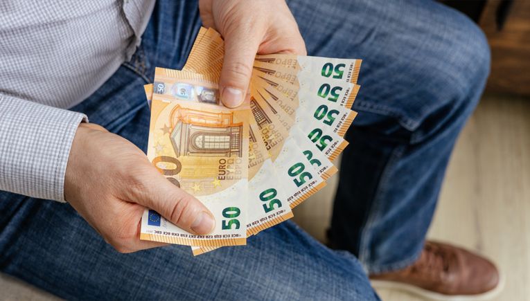 Άργος Ορεστικό: Ηλικιωμένος πετούσε 50ευρα στον δρόμο