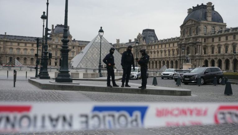 Λούβρο: Υπό άκρα μυστικότητα μεταφορά πολύτιμων κοσμημάτων στη τράπεζα της Γαλλίας