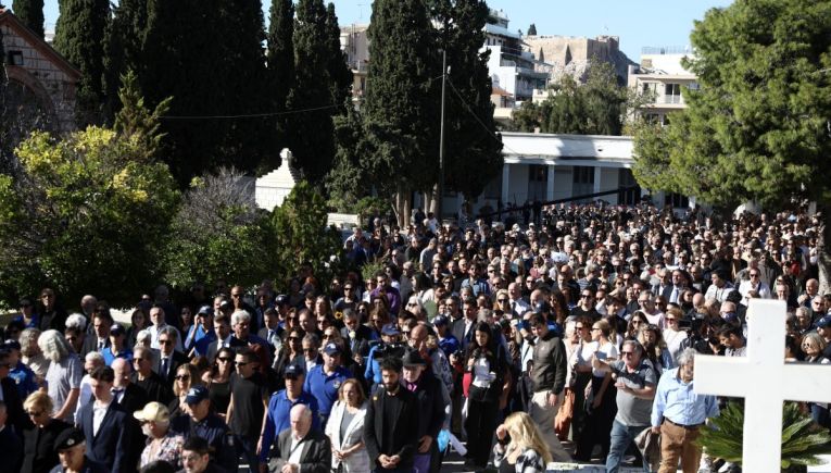 Η Ελλάδα αποχαιρέτησε τον Διονύση Σαββόπουλο: Συγκίνηση στους επικήδειους – Με τη «Συννεφούλα» η πομπή στο Α΄νεκροταφείο