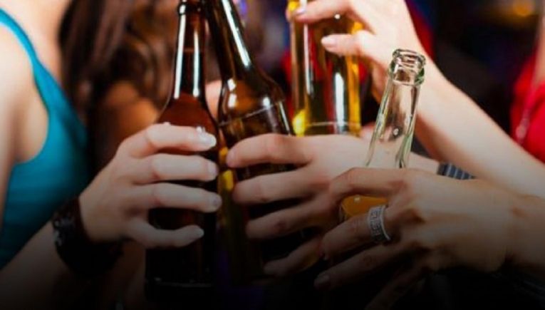 Αλκοόλ και ανήλικοι: 9 στα 10 το προμηθεύονται εύκολα- Αυξάνονται τα περιστατικά υπερβολικής κατανάλωσης