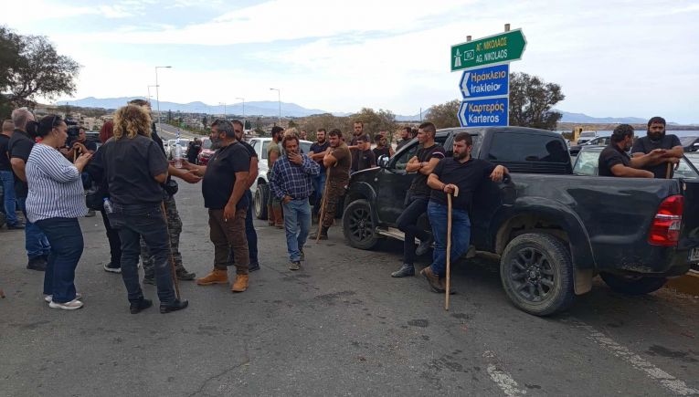 Πορεία των κτηνοτρόφων στο Ηράκλειο - Ενισχύθηκε το μπλόκο στο ΒΟΑΚ εν αναμονή της συνεδρίασης των Συλλόγων