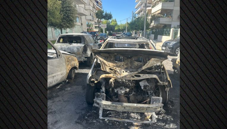 Τέσσερα αυτοκίνητα «τυλίχθηκαν» στις φλόγες στον Άλιμο - Κινητοποίηση της Πυροσβεστικής
