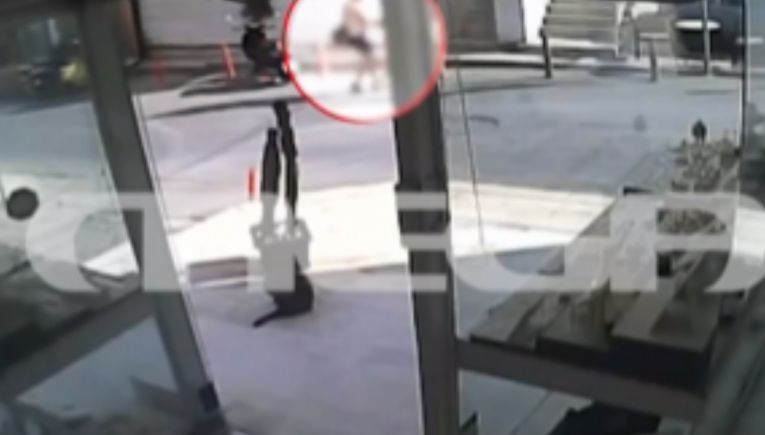 Λασίθι: Απίστευτη ληστεία στη Χερσόνησο – Ζευγάρι «σήκωσε» μηχανάκι μπροστά στα μάτια όλων (βίντεο)