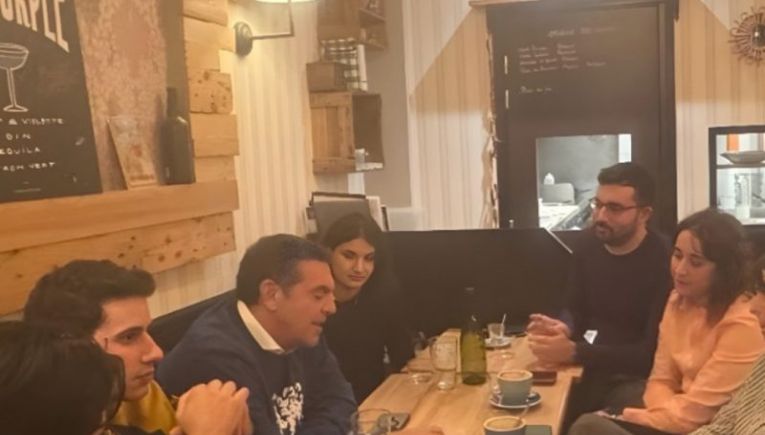 Ο Τσίπρας για μπύρα με Έλληνες φοιτητές στη Σορβόνη