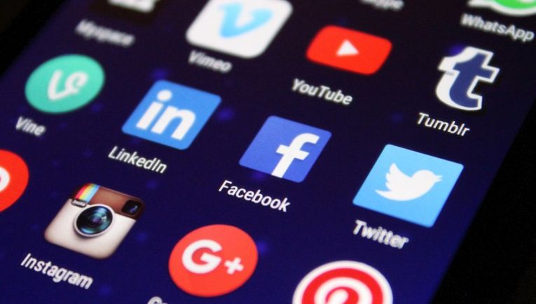 Η Δανία απαγορεύει τα social media στους ανήλικους κάτω των 15
