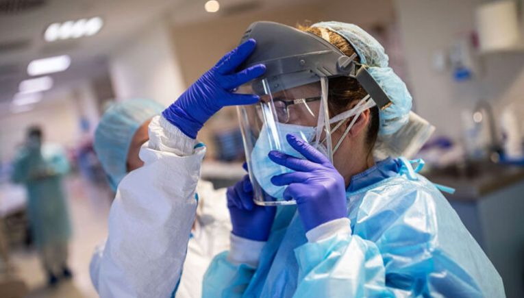 ΕΟΔΥ: Μία διασωλήνωση και ένας θάνατος από Covid-19 την τελευταία εβδομάδα