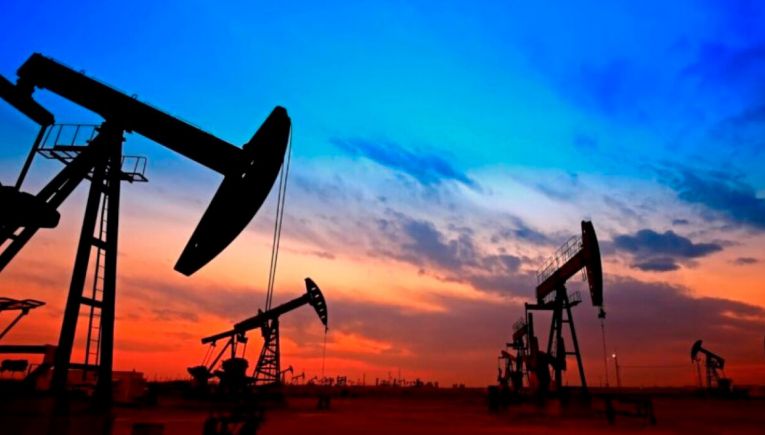 Πτώση στις τιμές του πετρελαίου μετά τη συμφωνία Ισραήλ–Χαμάς για κατάπαυση του πυρός