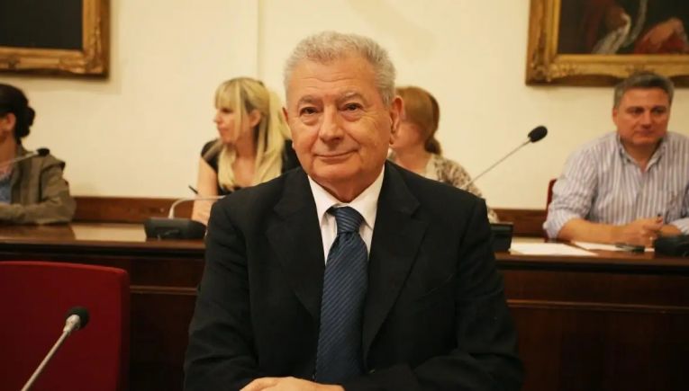 Δίκη Σήφη Βαλυράκη: «Τα τραύματα ήταν όλα θανατηφόρα, σφαγιασμός», λέει η σύζυγός του