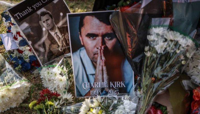 Σε ανοικτό στάδιο παρουσία Τραμπ η κηδεία του Τσάρλι Κερκ – Άγνωστα τα κίνητρα του δράστη