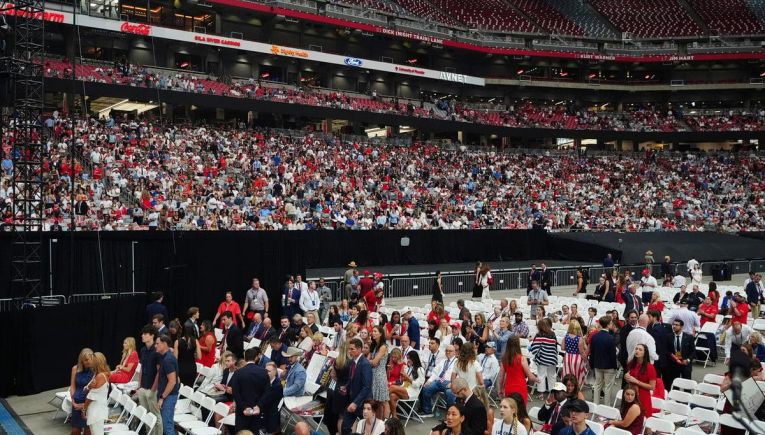 Κατάμεστο το State Farm Stadium για το τελευταίο αντίο στον Τσάρλι Κερκ - Δρακόντεια μέτρα ασφαλείας στο Φοίνιξ