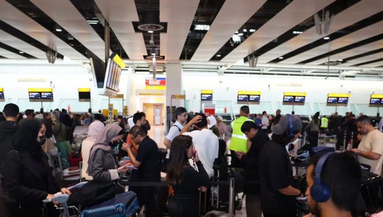 Κυβερνοεπίθεση σε αεροδρόμια: Αγώνας δρόμου για την πλήρη αποκατάσταση των προβλημάτων