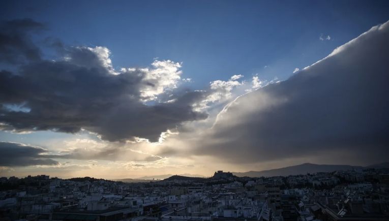 Καιρός: Αίθριος με τοπικές νεφώσεις και θερμοκρασία έως 30 βαθμούς