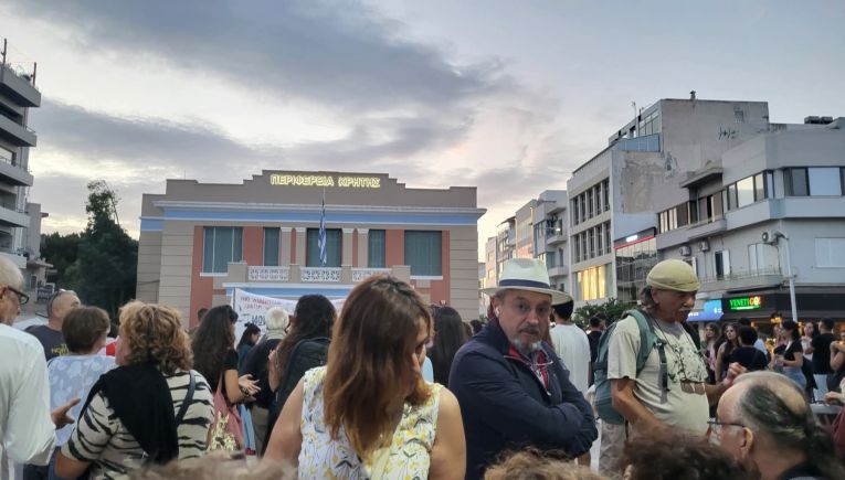 Ηράκλειο: Πλήθος κόσμου στη συγκέντρωση αλληλεγγύης για τον Πάνο Ρούτσι (Φωτο)