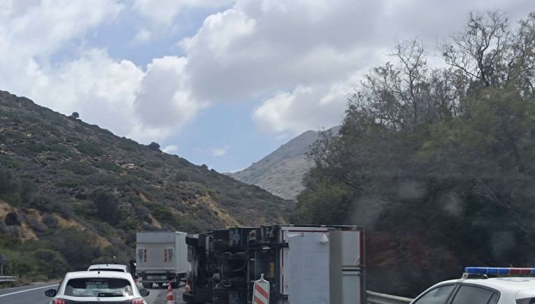 ΒΟΑΚ - Θανατηφόρο τροχαίο με ανατροπή φορτηγού: Χωρίς αισθήσεις ανασύρθηκε ο οδηγός - Επιχείρηση απεγκλωβισμού από πυροσβεστική