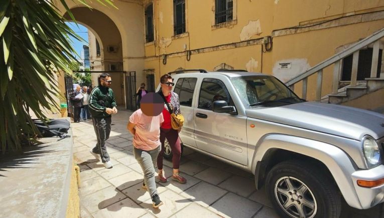 Χανιά: Στο αυτόφωρο η μητέρα της 3χρονης που νοσηλεύεται στο ΠΑΓΝΗ – Πέρασε το κατώφλι του Εισαγγελέα και ο πατέρας (φωτογραφίες)